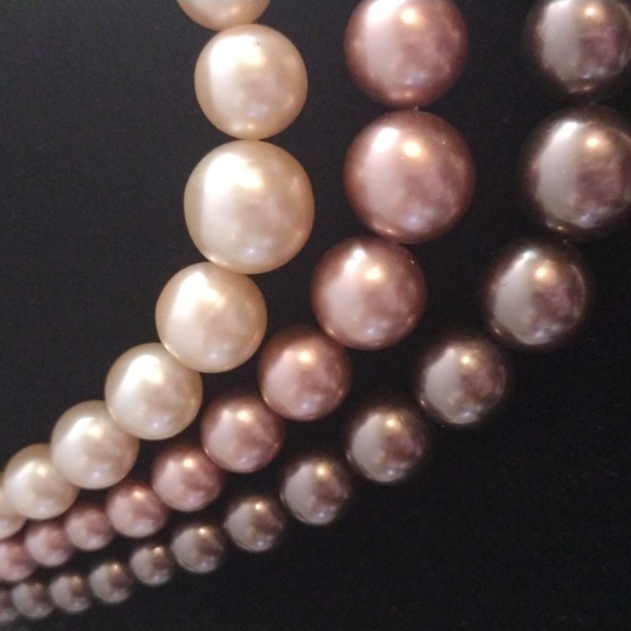 Faux pearl necklace - Picture 2 of 6